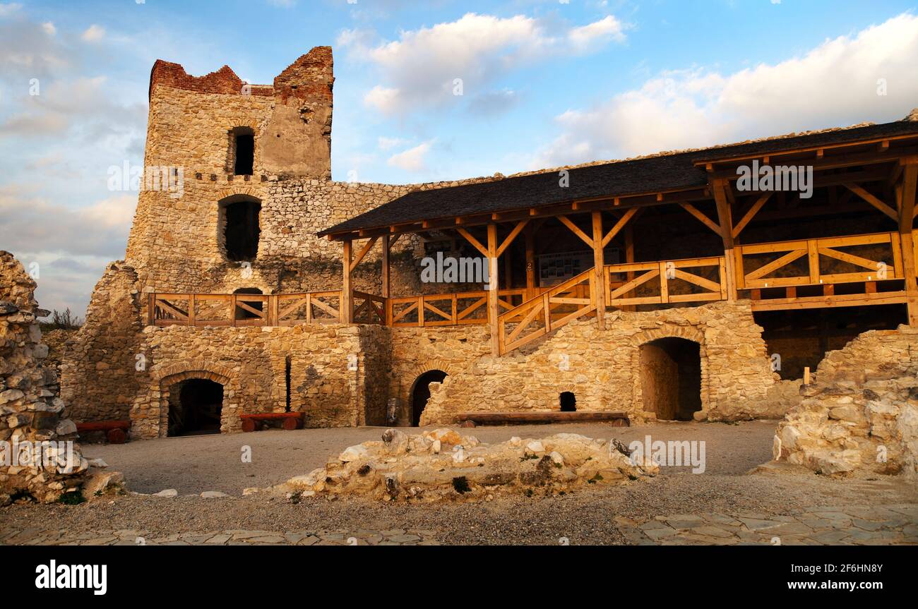 Vue en soirée sur les ruines de Cachticky hrad - Slovaquie Banque D'Images