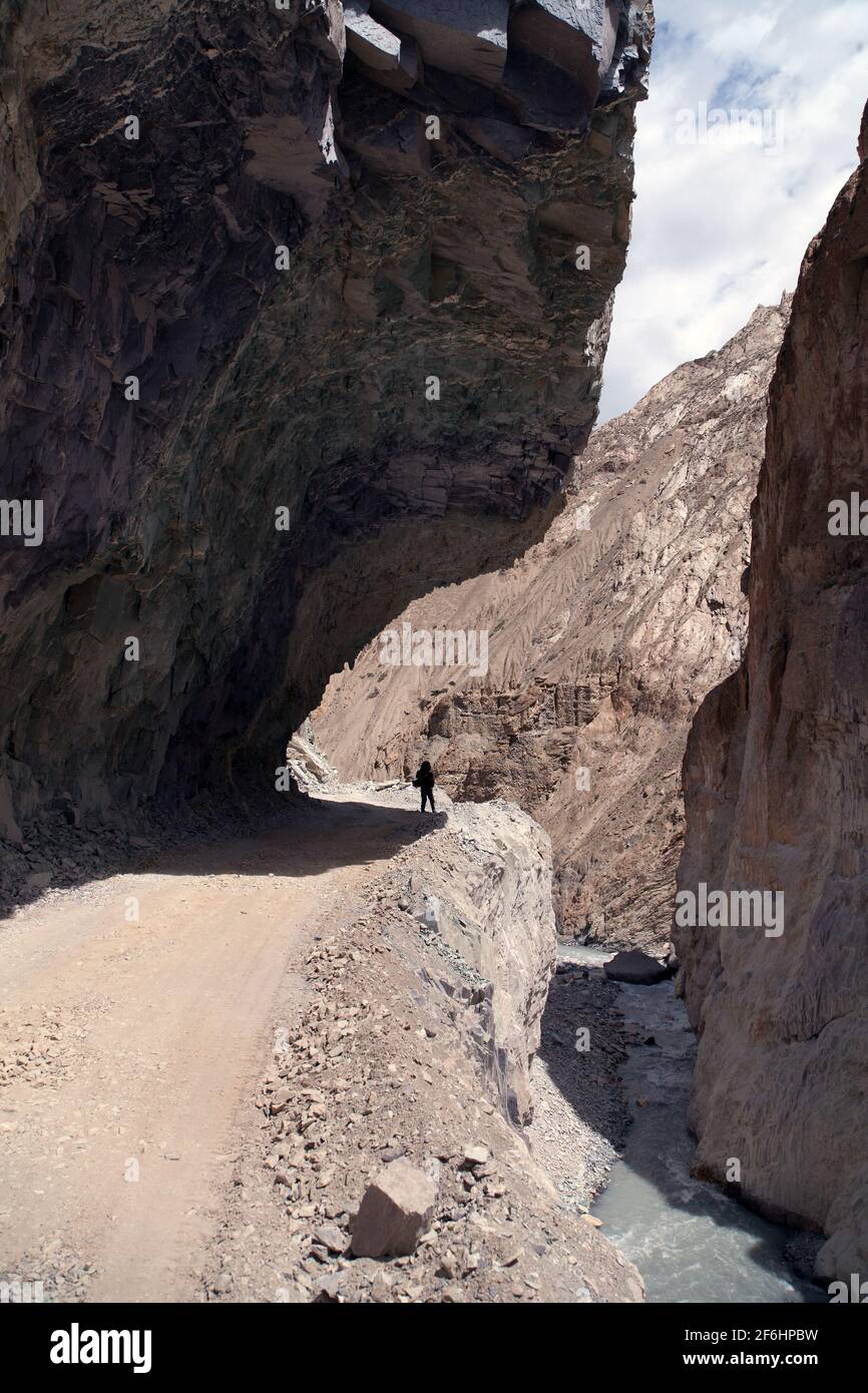 Route dangereuse dans l'Himalaya indien Banque D'Images