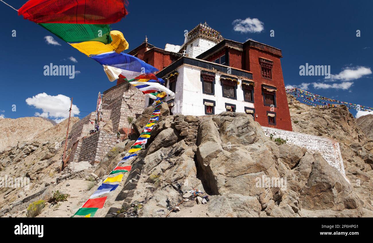 Namgyal Tsemo Gompa avec drapeaux de prière - Leh - Ladakh - Jammu-et-Cachemire - Inde Banque D'Images