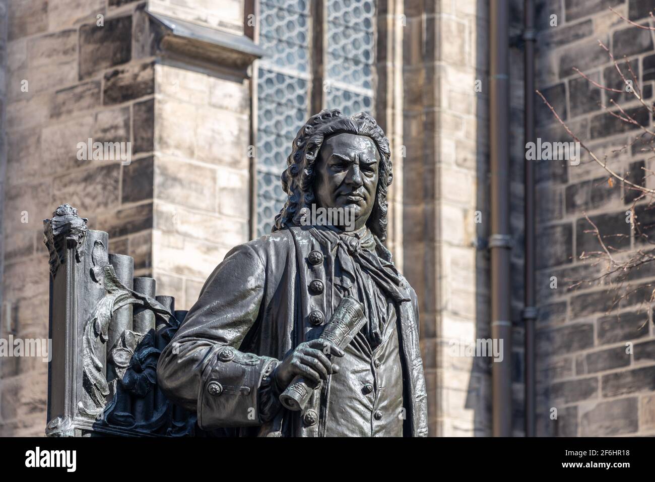 Leipzig, Saxe, Allemagne, 03-31-2021 Monument du Thomaskantor et compositeur Johann Sebastian Bach devant le Thomaskirche Banque D'Images