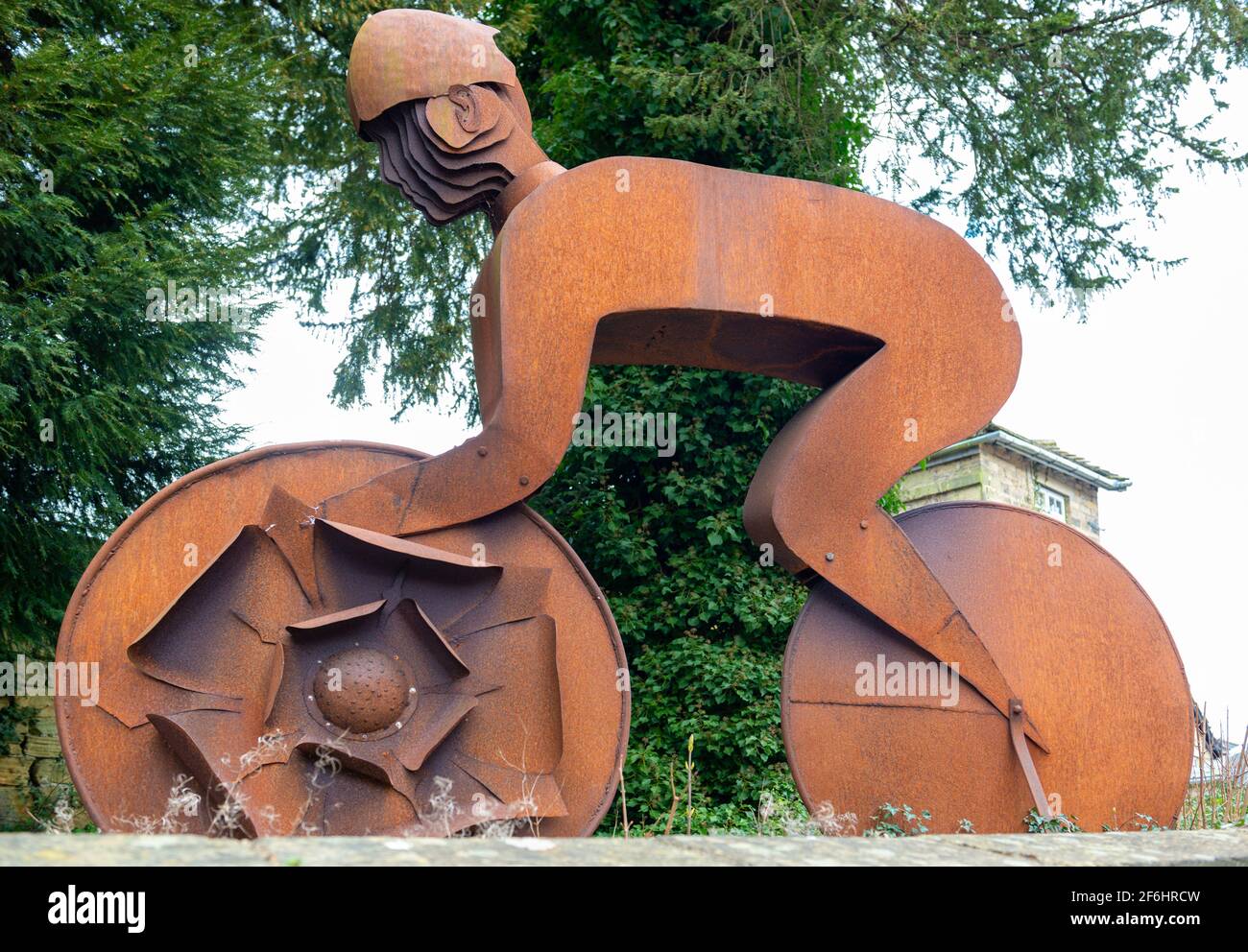 Sculpture cycliste en métal rouillé célébrant le Tour de France à l'école Gateways, Harewood, West Yorkshire Banque D'Images