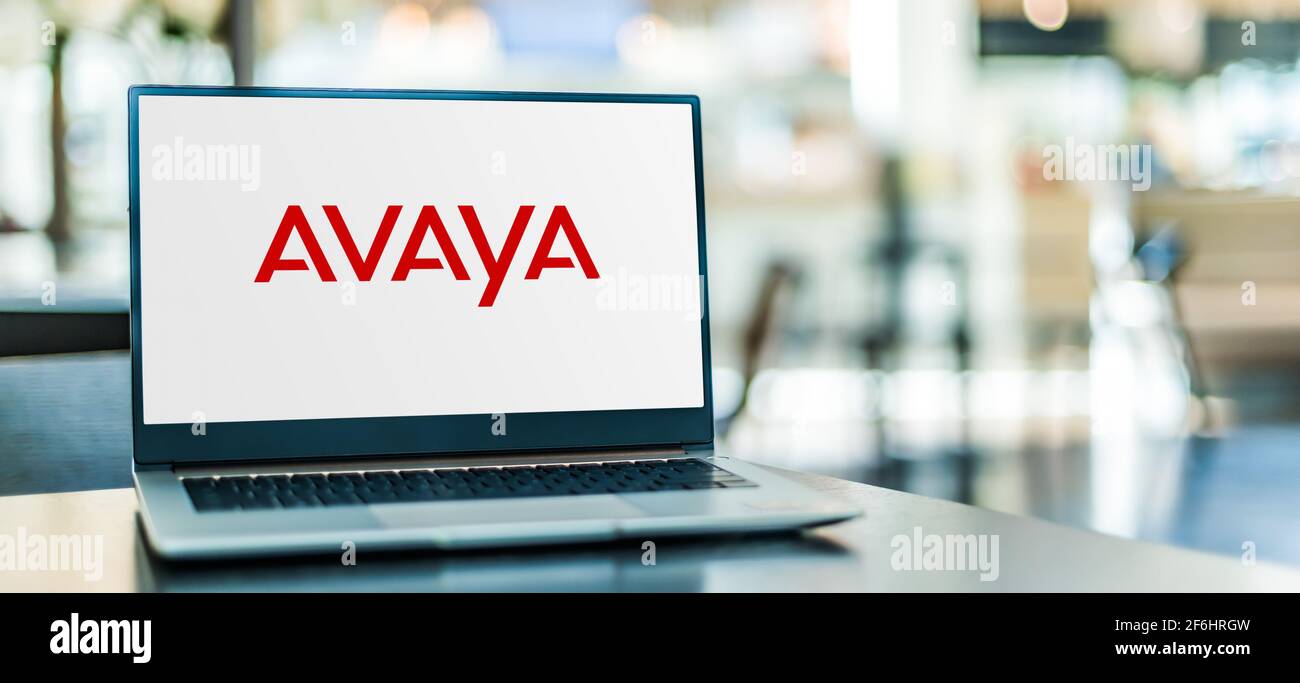 POZNAN, POL - 6 FÉVRIER 2021 : ordinateur portable affichant le logo d'Avaya, une entreprise technologique spécialisée dans les communications cloud et le flux de travail coll Banque D'Images