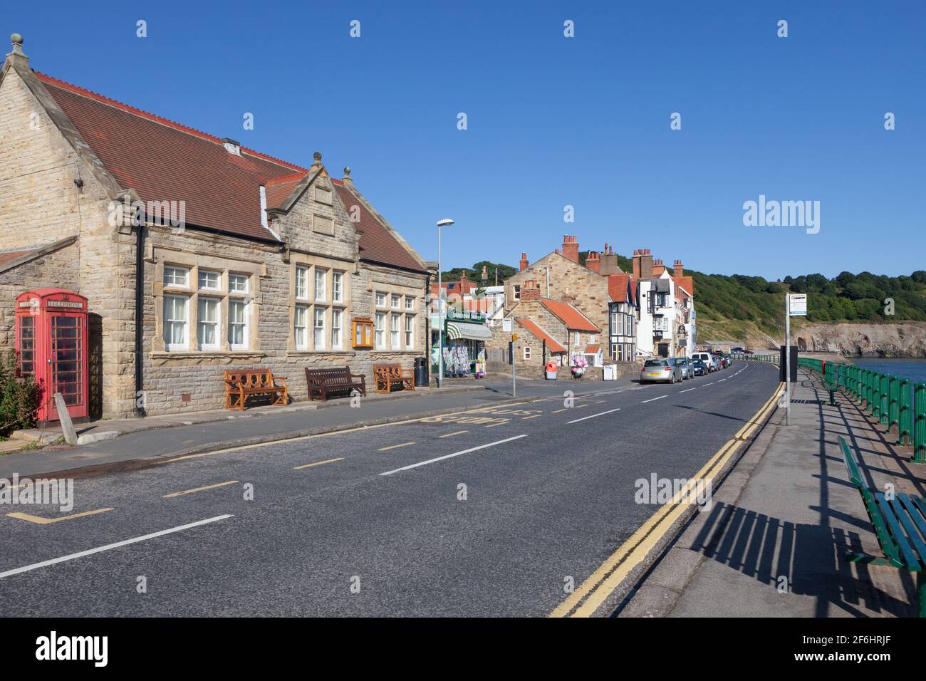 La route côtière à Sandsend dans le North Yorkshire avec bord de mer promenade et buidings de village Banque D'Images
