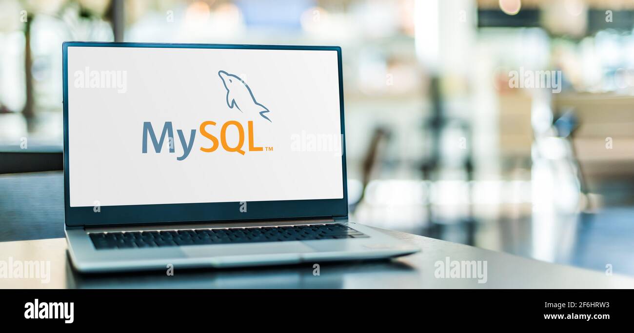 POZNAN, POL - 6 FÉVRIER 2021 : ordinateur portable affichant le logo de MySQL, un système de gestion de base de données relationnelle (SGBDR) open-source Banque D'Images POZNAN, POL - 6 FÉVRIER 2021 : ordinateur portable affichant le logo de MySQL, un système de gestion de base de données relationnelle (SGBDR) open-source Banque D'Images