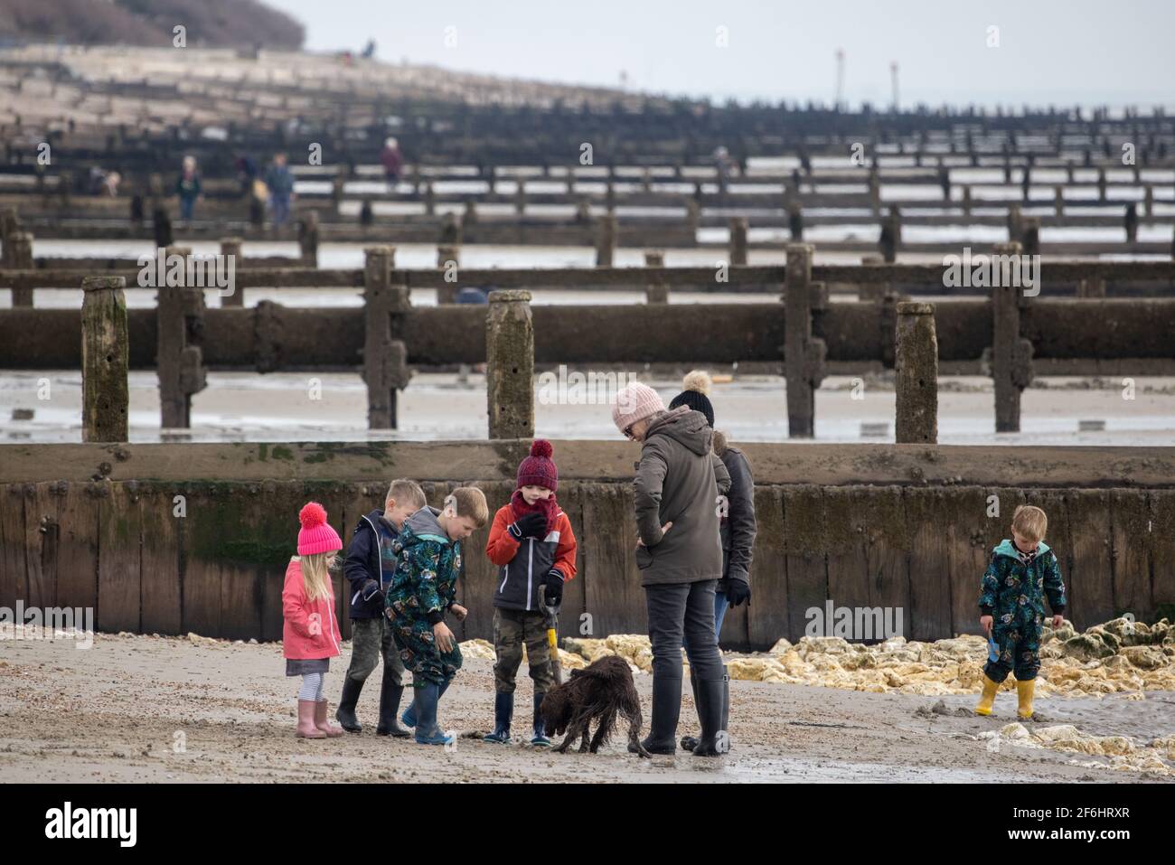 Les gens apprécient une matinée modérément ensoleillée à Felpham, le long de la côte ouest du Sussex, Angleterre, Royaume-Uni Banque D'Images