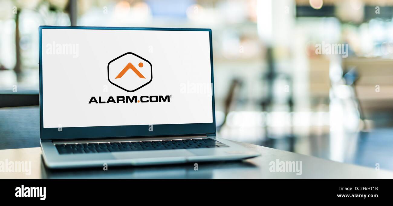 POZNAN, POL - 6 FÉVRIER 2021 : ordinateur portable affichant le logo de Alarm.com, une société qui fournit des services basés sur le cloud pour la télécommande, automobile domestique Banque D'Images