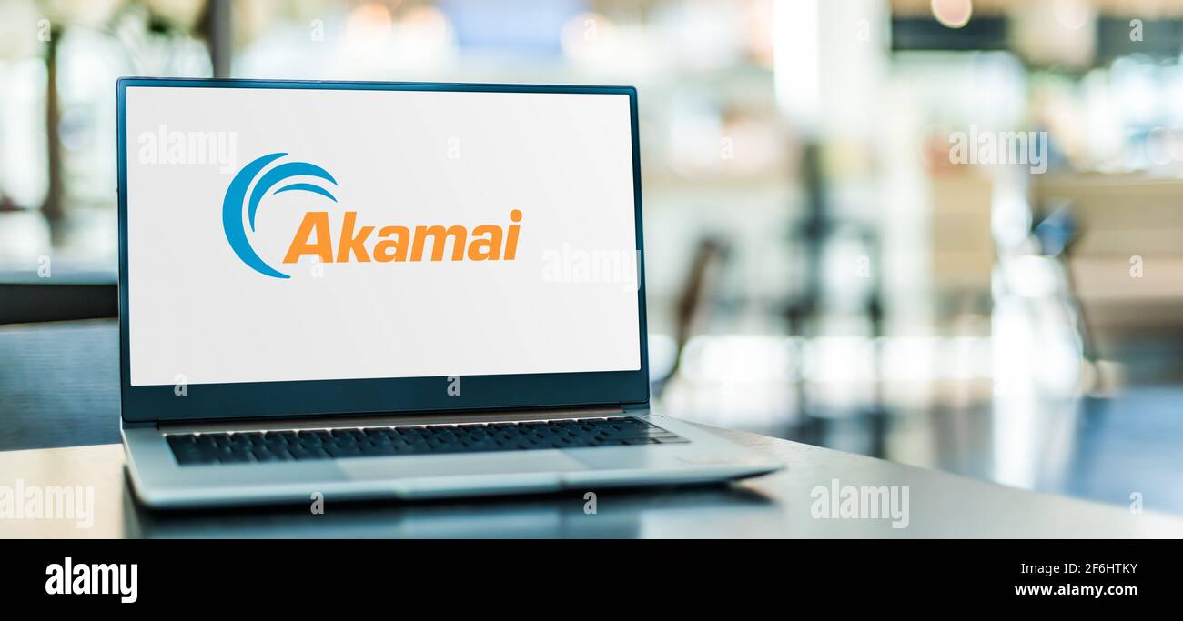 POZNAN, POL - 6 FÉVRIER 2021 : ordinateur portable affichant le logo d'Akamai technologies, un réseau mondial de diffusion de contenu, une cybersécurité et un service cloud Banque D'Images