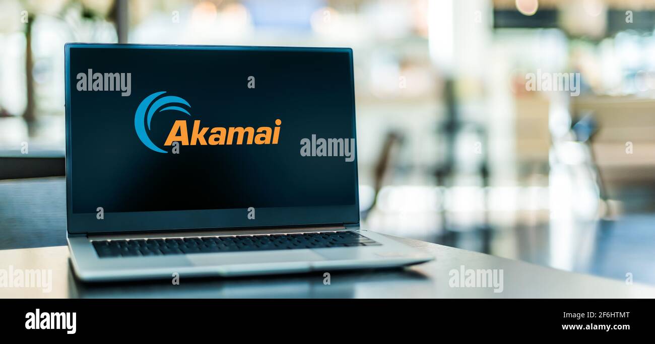 POZNAN, POL - 6 FÉVRIER 2021 : ordinateur portable affichant le logo d'Akamai technologies, un réseau mondial de diffusion de contenu, une cybersécurité et un service cloud Banque D'Images