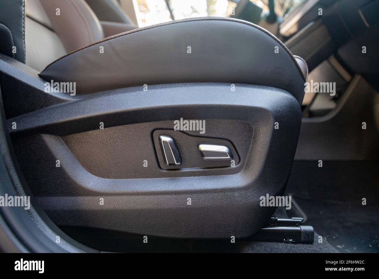 bouton de commande électronique de siège de voiture. levier de réglage électronique du siège dans une voiture haut de gamme moderne. option de mémorisation de siège. bas de siège rapproché Banque D'Images