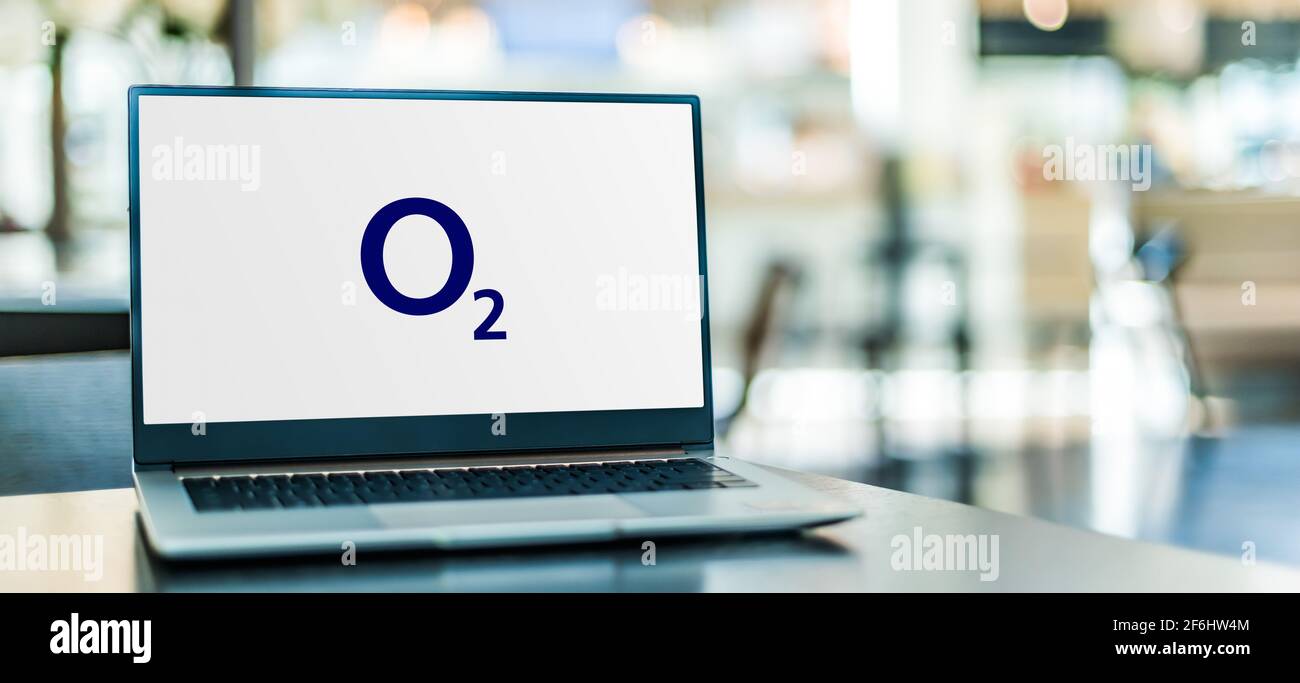 POZNAN, POL - 15 MARS 2021: Ordinateur portable affichant le logo de O2, une marque internationale appartenant à la société espagnole de télécommunications Telefonica Banque D'Images