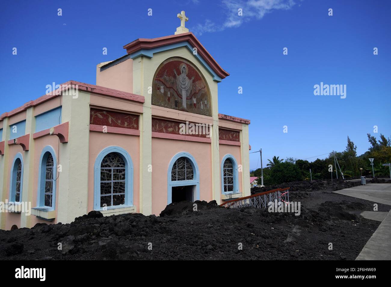 Réunion, région appelée "Côte-au-vent" ou "Capesterre", Sainte-Rose, 2020/09/24: au sud-est de l'île, l'église notre-Dame-des-Laves, miraculousl Banque D'Images