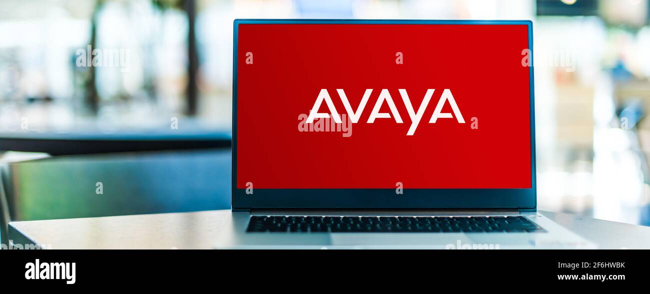 POZNAN, POL - 6 FÉVRIER 2021 : ordinateur portable affichant le logo d'Avaya, une entreprise technologique spécialisée dans les communications cloud et le flux de travail coll Banque D'Images