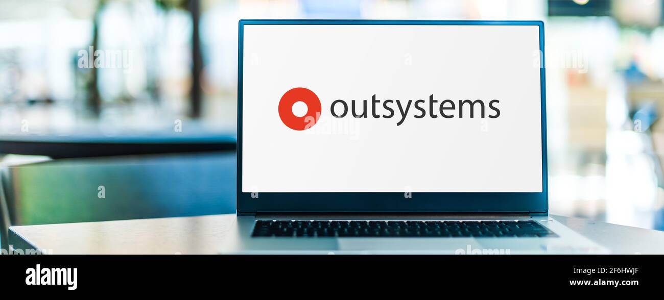 POZNAN, POL - 6 FÉVR. 2021: Ordinateur portable affichant le logo d'OutSystems, une plate-forme à faible code qui fournit les outils pour les entreprises à développer, delio Banque D'Images
