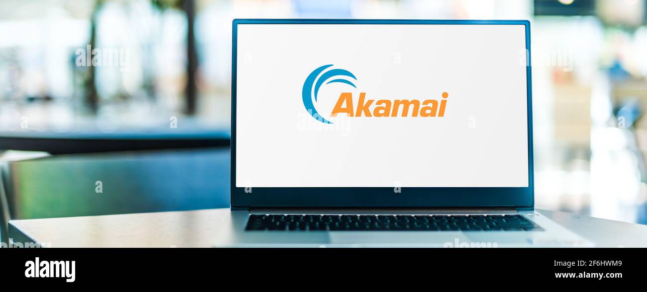 POZNAN, POL - 6 FÉVRIER 2021 : ordinateur portable affichant le logo d'Akamai technologies, un réseau mondial de diffusion de contenu, une cybersécurité et un service cloud Banque D'Images