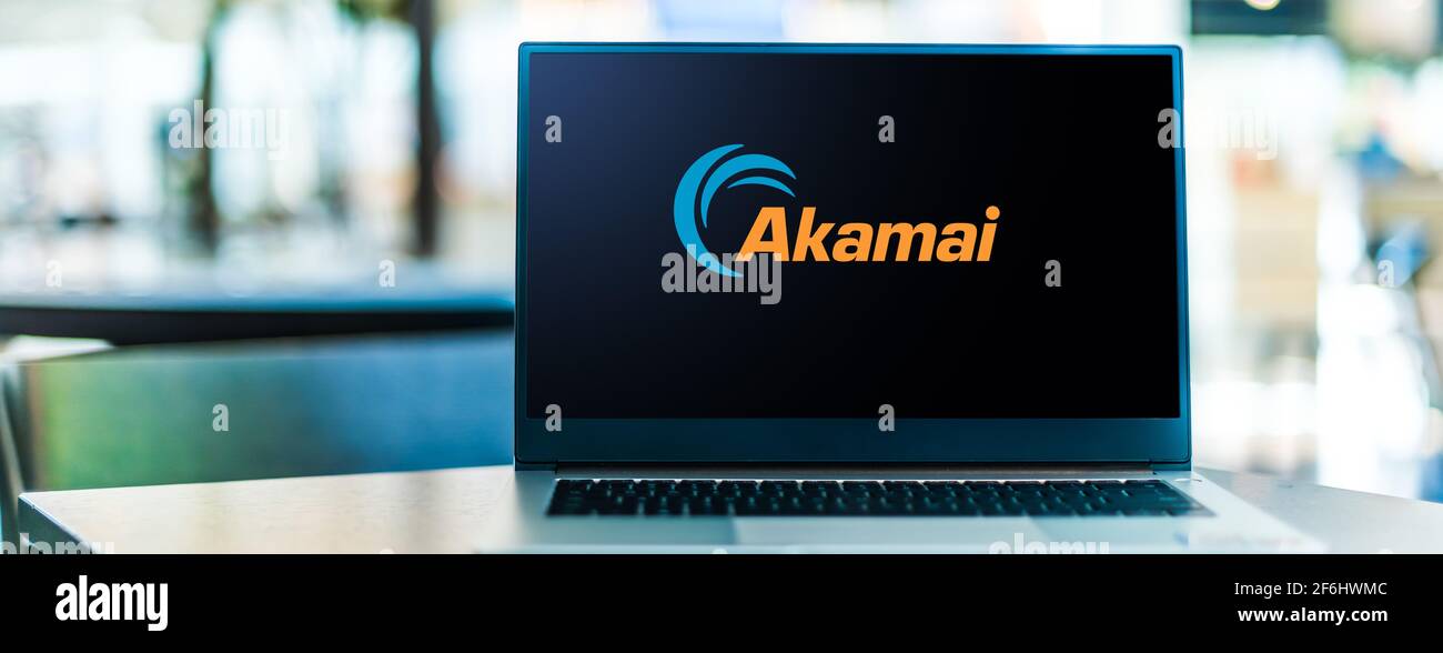POZNAN, POL - 6 FÉVRIER 2021 : ordinateur portable affichant le logo d'Akamai technologies, un réseau mondial de diffusion de contenu, une cybersécurité et un service cloud Banque D'Images