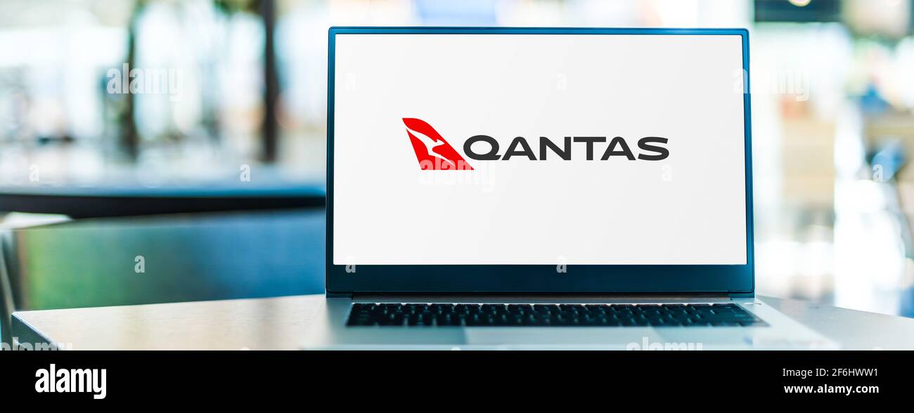 POZNAN, POL - 15 MARS 2021 : ordinateur portable affichant le logo de Qantas Airways, le porte-drapeau de l'Australie Banque D'Images
