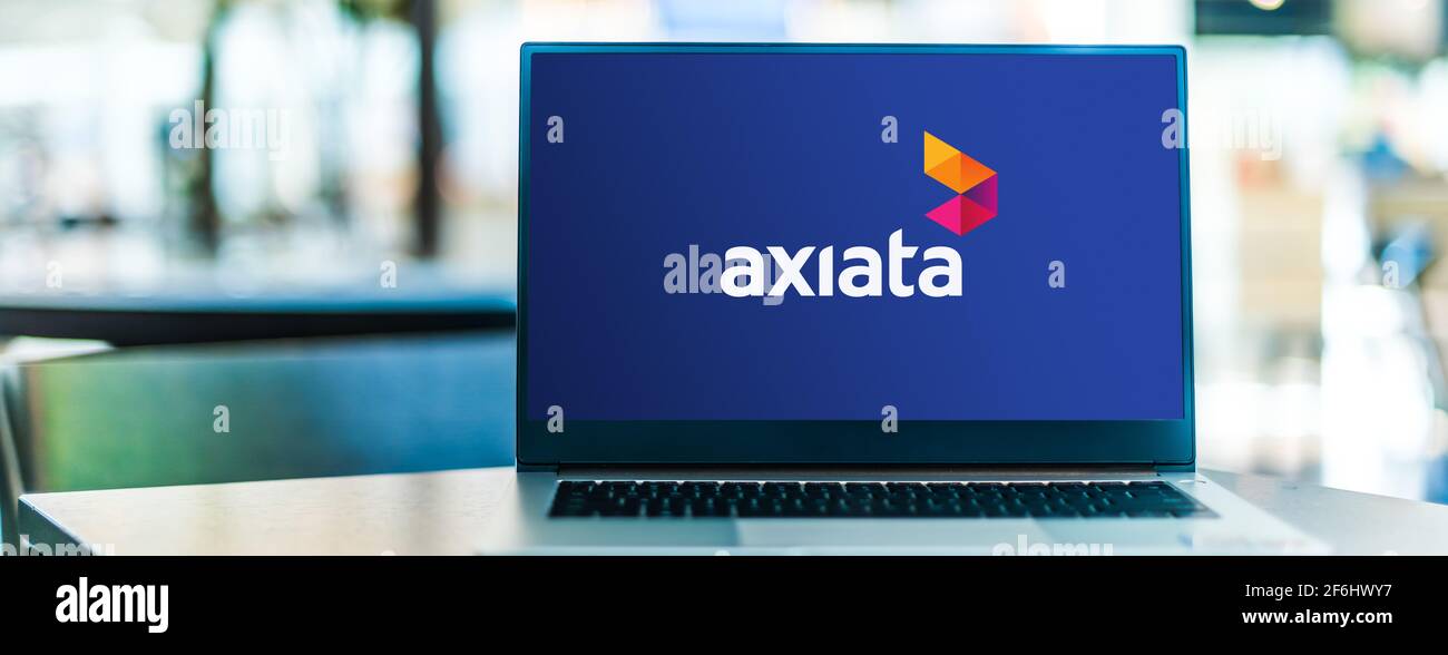 POZNAN, POL - 15 MARS 2021: Ordinateur portable affichant le logo d'Axiata, un conglomérat malaisien multinational de télécommunications avec un grand opérat Banque D'Images