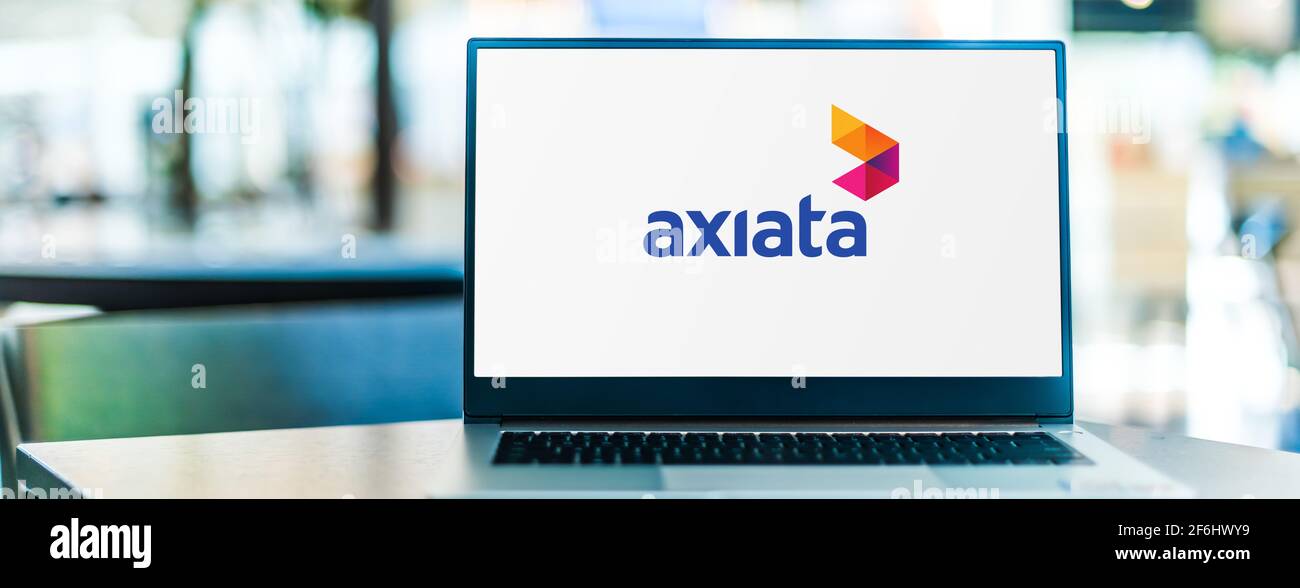 POZNAN, POL - 15 MARS 2021: Ordinateur portable affichant le logo d'Axiata, un conglomérat malaisien multinational de télécommunications avec un grand opérat Banque D'Images