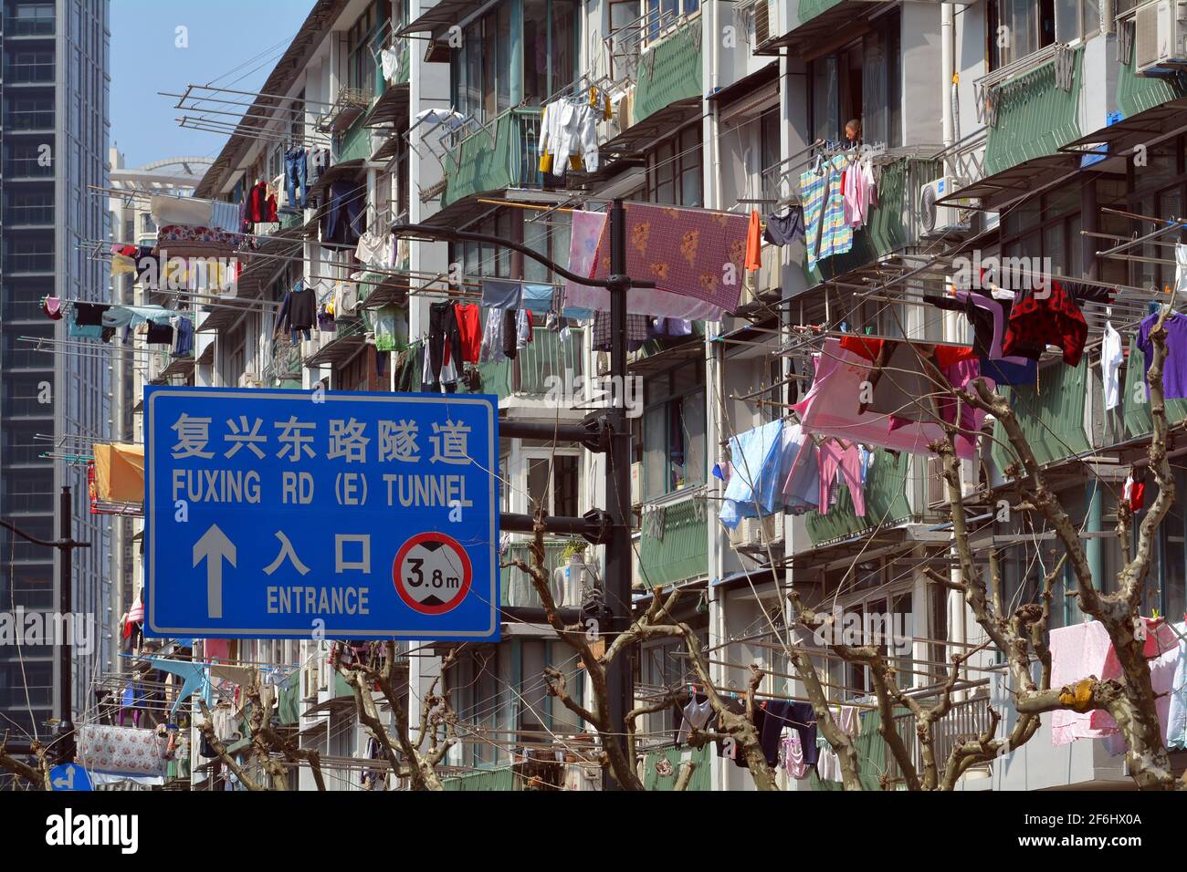 Immeuble d'appartements et tous les lavoirs accrochés dehors sur une rue de Shanghai. Banque D'Images