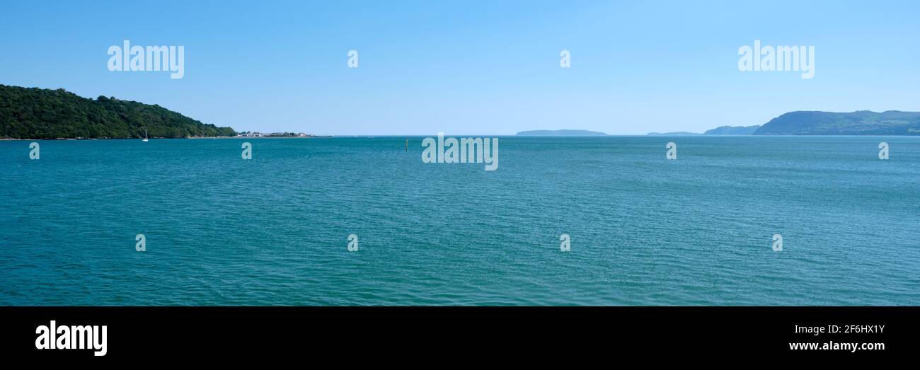 Un panorama de l'extrémité est du détroit de Menai de Beaumaris à Penmaenmawr, pays de Galles depuis la jetée de Bangor Banque D'Images