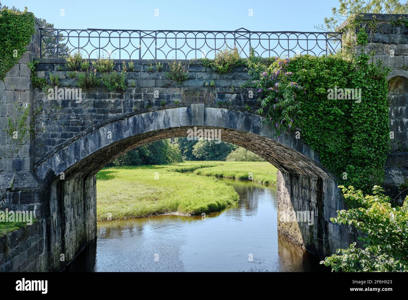 Pont en pierre au-dessus de la rivière Cegin à Porth Penrhyn, Bangor pays de Galles Banque D'Images