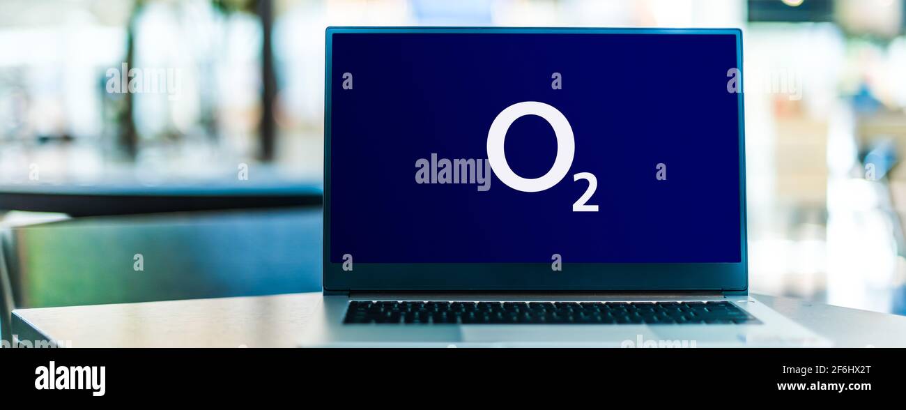 POZNAN, POL - 15 MARS 2021: Ordinateur portable affichant le logo de O2, une marque internationale appartenant à la société espagnole de télécommunications Telefonica Banque D'Images