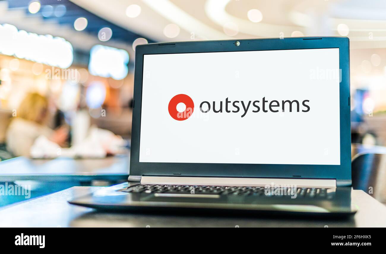 POZNAN, POL - 6 FÉVR. 2021: Ordinateur portable affichant le logo d'OutSystems, une plate-forme à faible code qui fournit les outils pour les entreprises à développer, delio Banque D'Images
