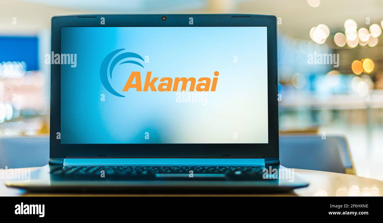 POZNAN, POL - 6 FÉVRIER 2021 : ordinateur portable affichant le logo d'Akamai technologies, un réseau mondial de diffusion de contenu, une cybersécurité et un service cloud Banque D'Images