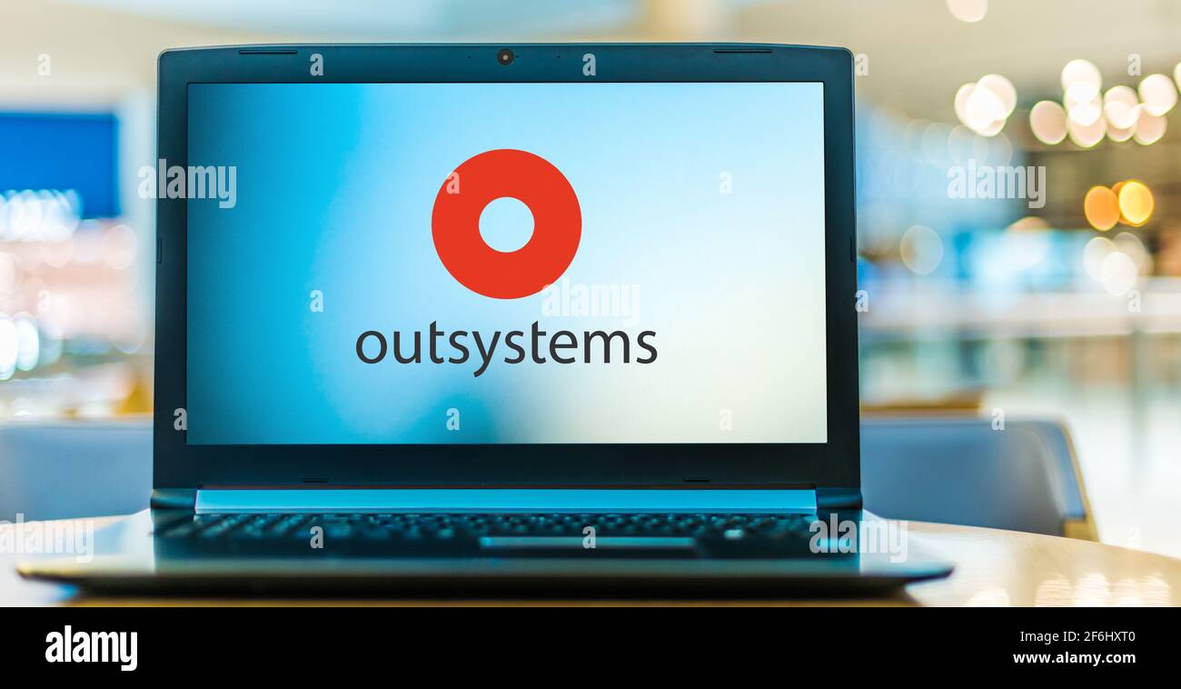 POZNAN, POL - 6 FÉVR. 2021: Ordinateur portable affichant le logo d'OutSystems, une plate-forme à faible code qui fournit les outils pour les entreprises à développer, delio Banque D'Images