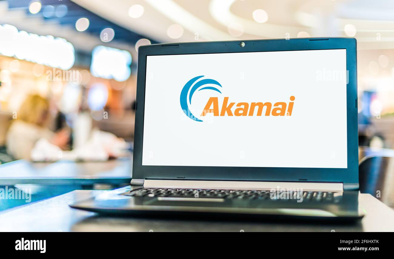 POZNAN, POL - 6 FÉVRIER 2021 : ordinateur portable affichant le logo d'Akamai technologies, un réseau mondial de diffusion de contenu, une cybersécurité et un service cloud Banque D'Images
