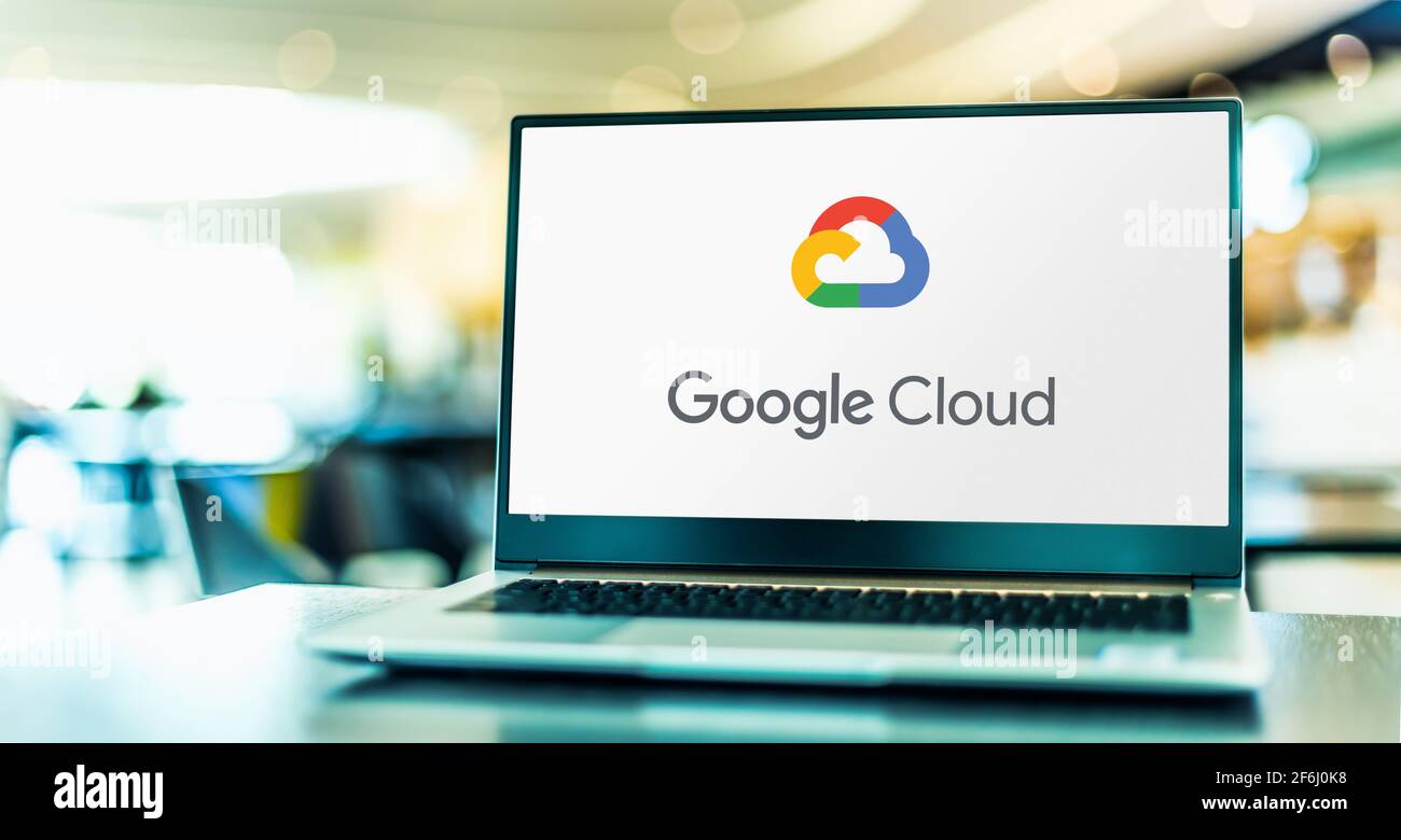 POZNAN, POL - 6 FÉVR. 2021: Ordinateur portable affichant le logo de la plate-forme Google Cloud (GCP), offert par Google Banque D'Images