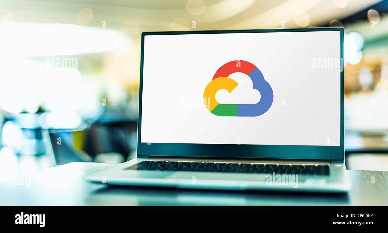 POZNAN, POL - 6 FÉVR. 2021: Ordinateur portable affichant le logo de la plate-forme Google Cloud (GCP), offert par Google Banque D'Images