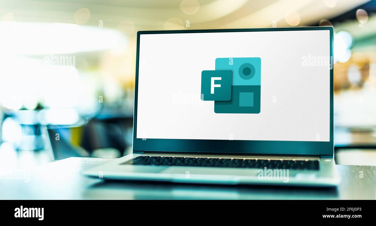 POZNAN, POL - 6 FÉVRIER 2021 : ordinateur portable affichant le logo de Microsoft Forms, un créateur d'enquête en ligne, faisant partie d'Office 365 Banque D'Images