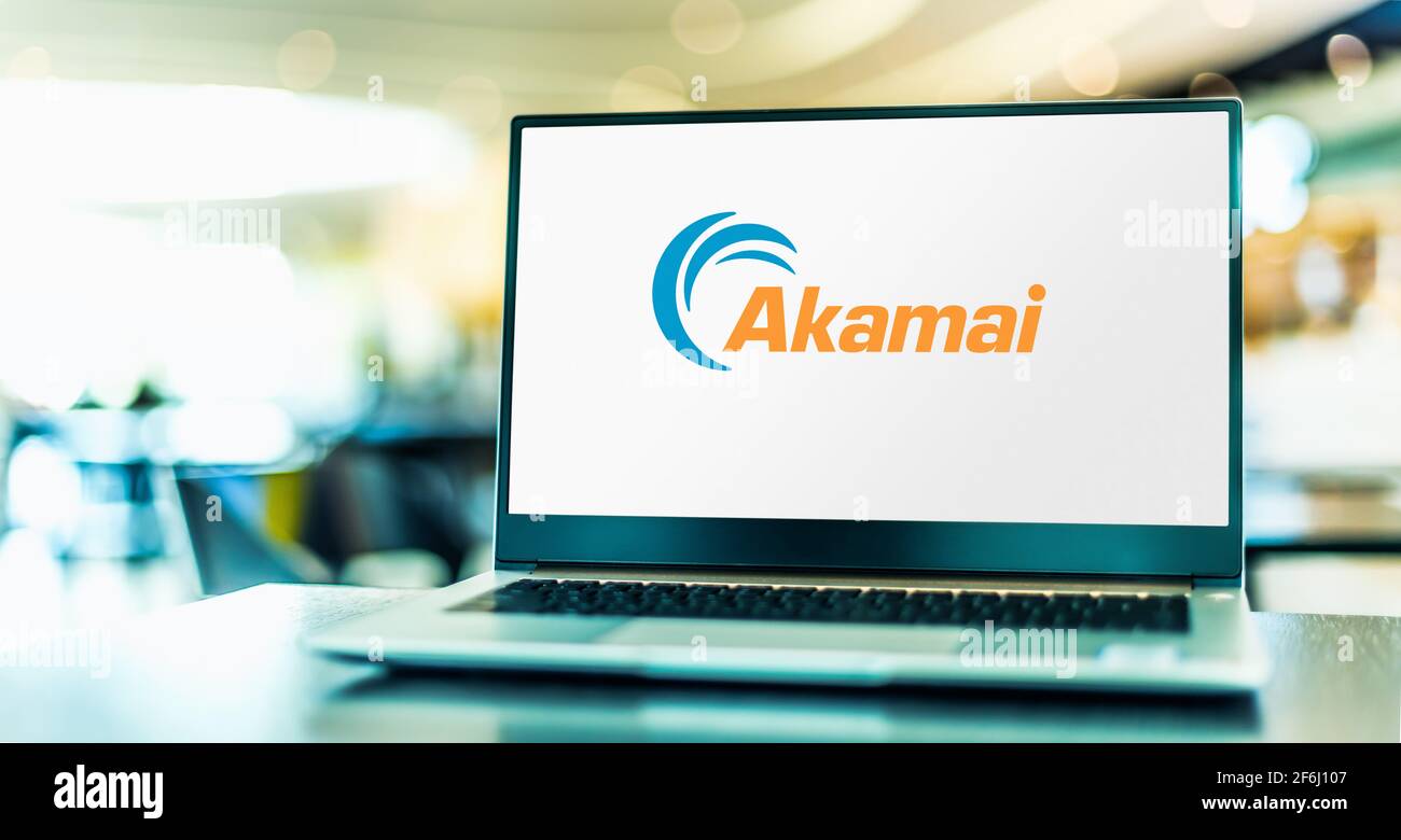 POZNAN, POL - 6 FÉVRIER 2021 : ordinateur portable affichant le logo d'Akamai technologies, un réseau mondial de diffusion de contenu, une cybersécurité et un service cloud Banque D'Images
