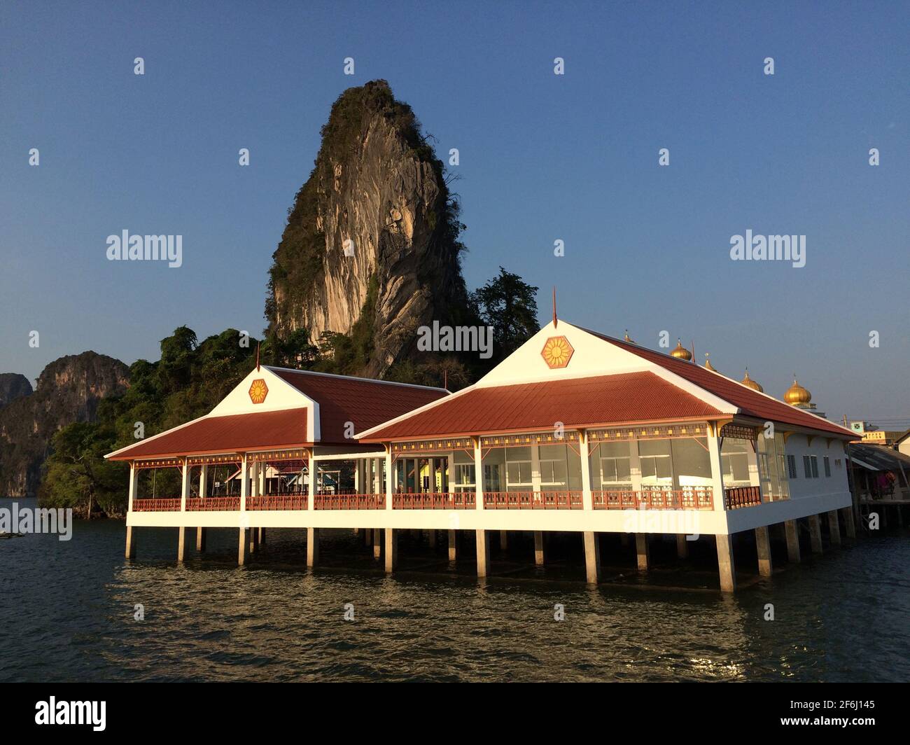 Koh Panyi, Phang Nga, Thaïlande - Mars 15 2016: Bateaux touristiques à longue queue parking sur la rive du village flottant de Koh Panyi Banque D'Images