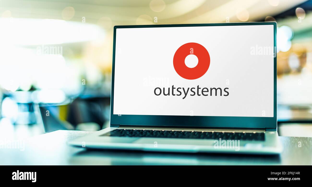 POZNAN, POL - 6 FÉVR. 2021: Ordinateur portable affichant le logo d'OutSystems, une plate-forme à faible code qui fournit les outils pour les entreprises à développer, delio Banque D'Images