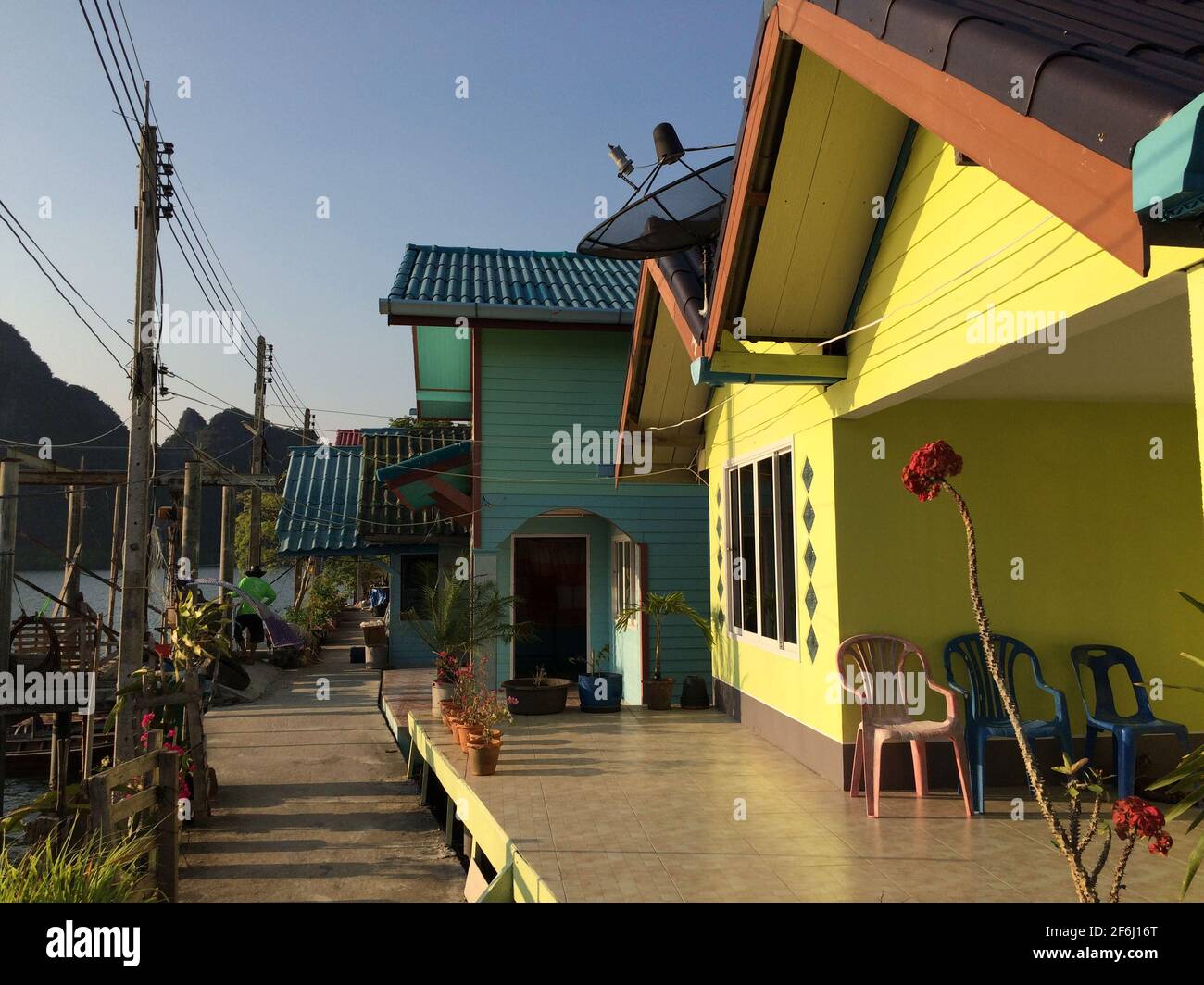 Koh Panyi, Phang Nga, Thaïlande - Mars 15 2016: Bateaux touristiques à longue queue parking sur la rive du village flottant de Koh Panyi Banque D'Images