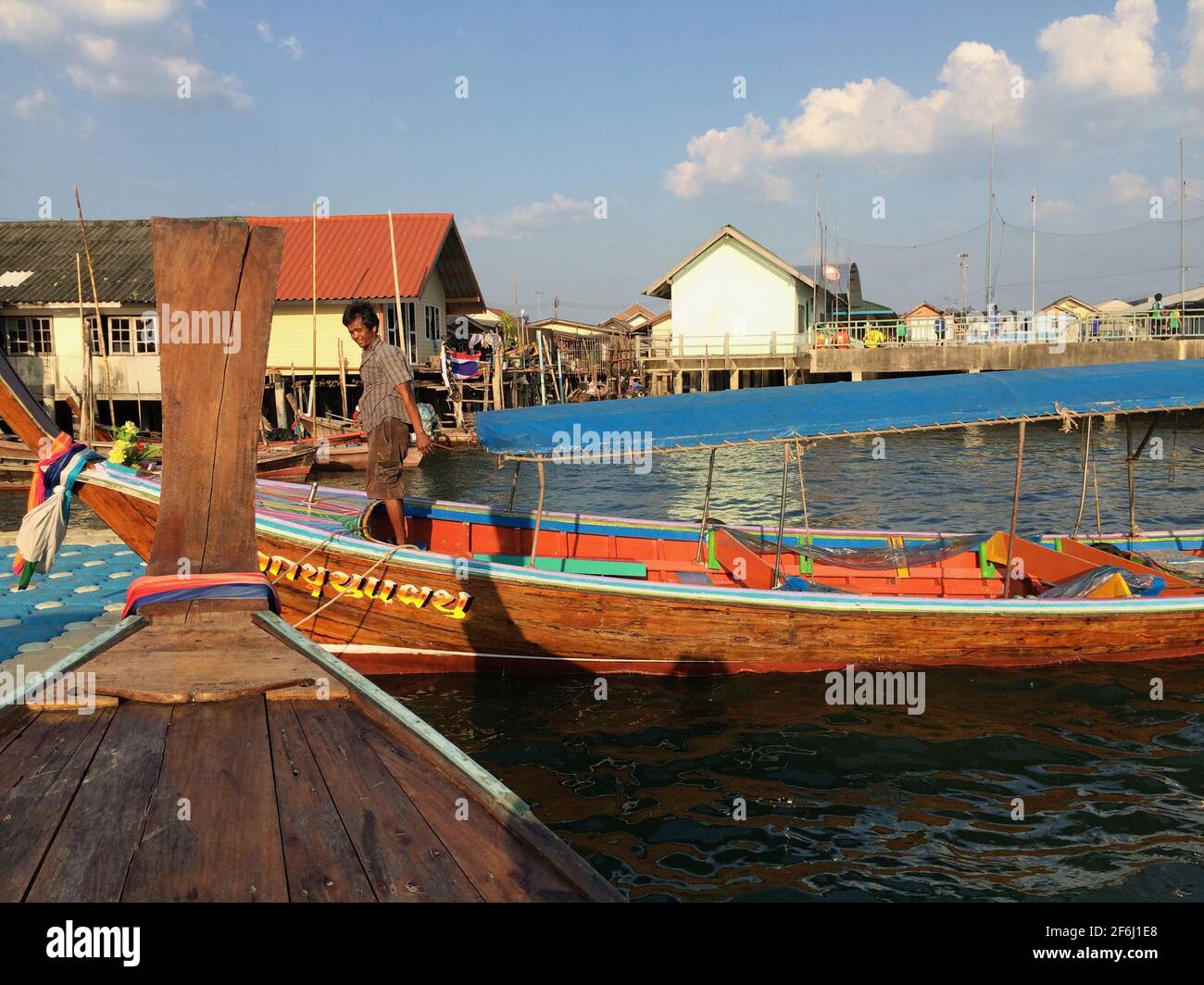 Un bateau thaïlandais à longue queue traversant la mangrove de la baie de Phang Nga à Phuket, en Thaïlande du Sud Banque D'Images