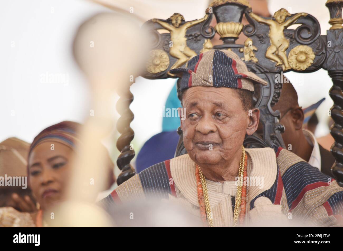 OBA Lamidi Adeyemi, Alaafin d'Oyo, lors de l'installation d'Otunba Gani Adams comme les 15 sont Ona Kankanfo de la terre de Yoruba, État d'Oyo, Nigeria. Banque D'Images