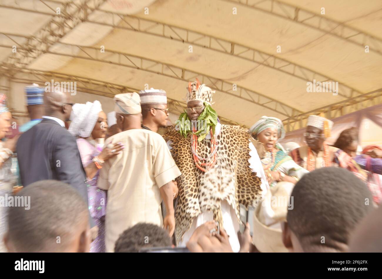 Otunba Gani Adams (en tissu guerrier) nouvellement installé comme le 15e sont Ona Kankanfo de la terre de Yoruba, État d'Oyo, Nigeria. Banque D'Images