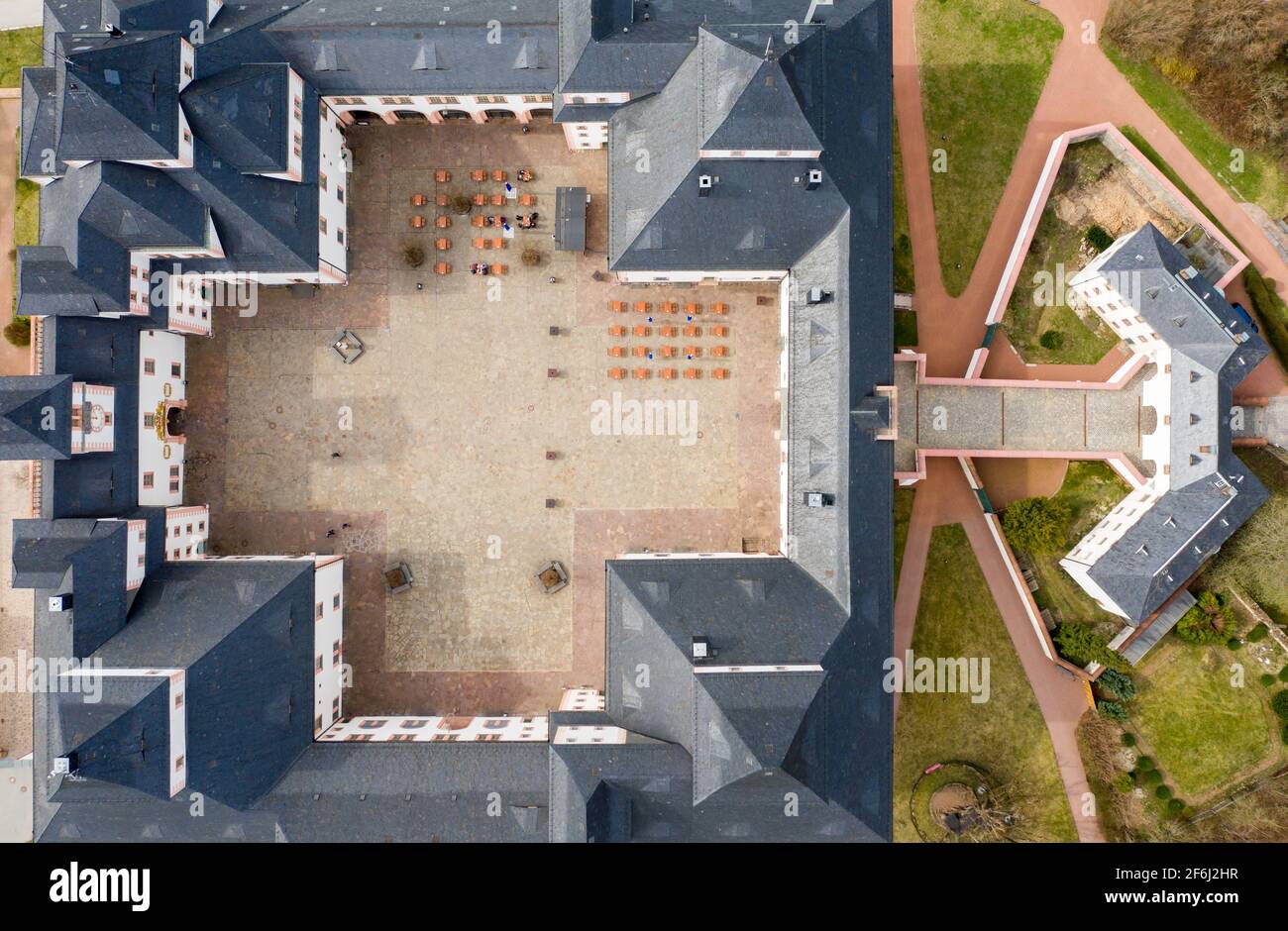 Augustusburg, Allemagne. 1er avril 2021 : l'impressionnant pavillon de chasse et palais de plaisance domine la vue de la petite ville. Après cinq mois de confinement, les hôtels et les restaurants ont rouvert pour les visiteurs privés. Cela est rendu possible par un projet pilote qui a commencé le même jour. Dans le projet dans la ville de 4500 habitants, les invités et le personnel doivent être testés quotidiennement pour le virus corona. Le résultat négatif est alors le billet d'entrée aux hôtels et restaurants, et à partir du mardi (6 avril) les visites au château seront également incluses. Credit: dpa Picture Alliance/Alay Live News Banque D'Images