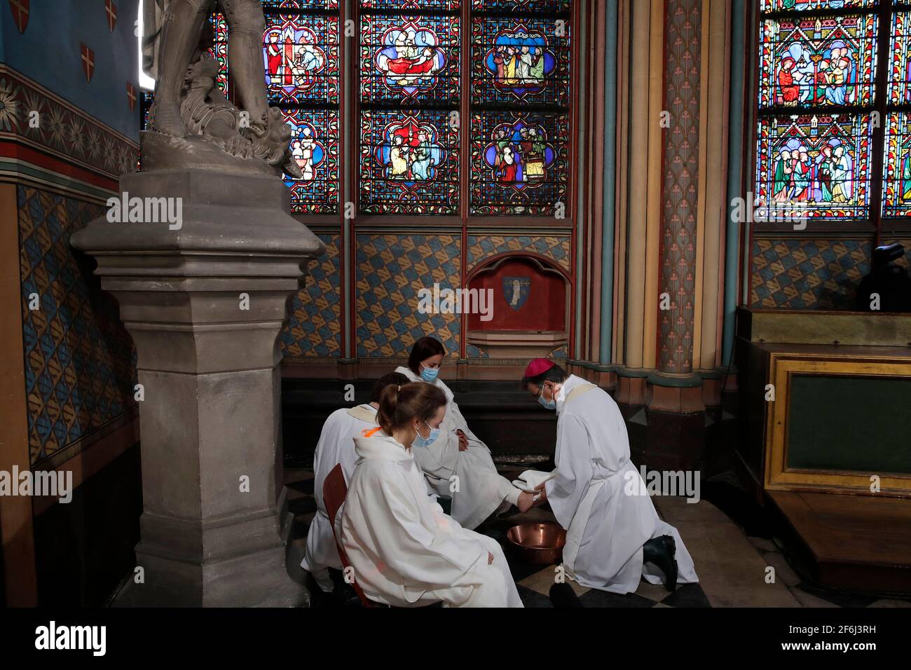 Paris, France. 1er avril 2021 : l'archevêque de Paris Michel Aupetit, à droite, assiste à la cérémonie de lavage des pieds pour Maundy jeudi, à la cathédrale notre-Dame, le jeudi 1er avril 2021, près de deux ans après un incendie massif qui a ravagé la cathédrale gothique. Photo de Christophe Ena/pool/ABACAPRESS.COM crédit: Abaca Press/Alay Live News Banque D'Images