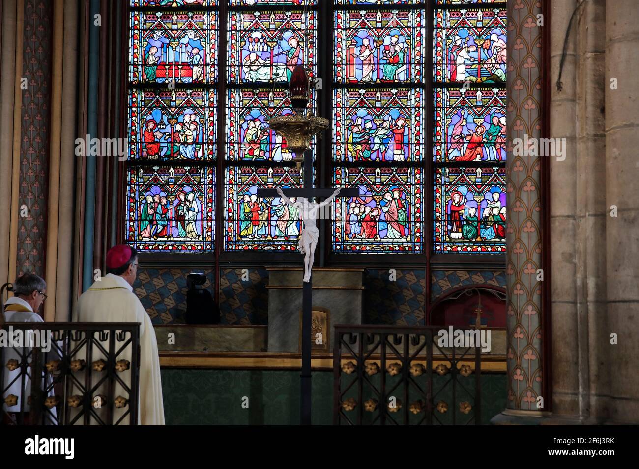 Paris, France. 1er avril 2021 : l'archevêque de Paris Michel Aupetit, deuxième à droite, assiste à la cérémonie de lavage des pieds pour Maundy jeudi, à la cathédrale notre-Dame, le jeudi 1er avril 2021, près de deux ans après un incendie massif qui a ravagé la cathédrale gothique. Photo de Christophe Ena/pool/ABACAPRESS.COM crédit: Abaca Press/Alay Live News Banque D'Images