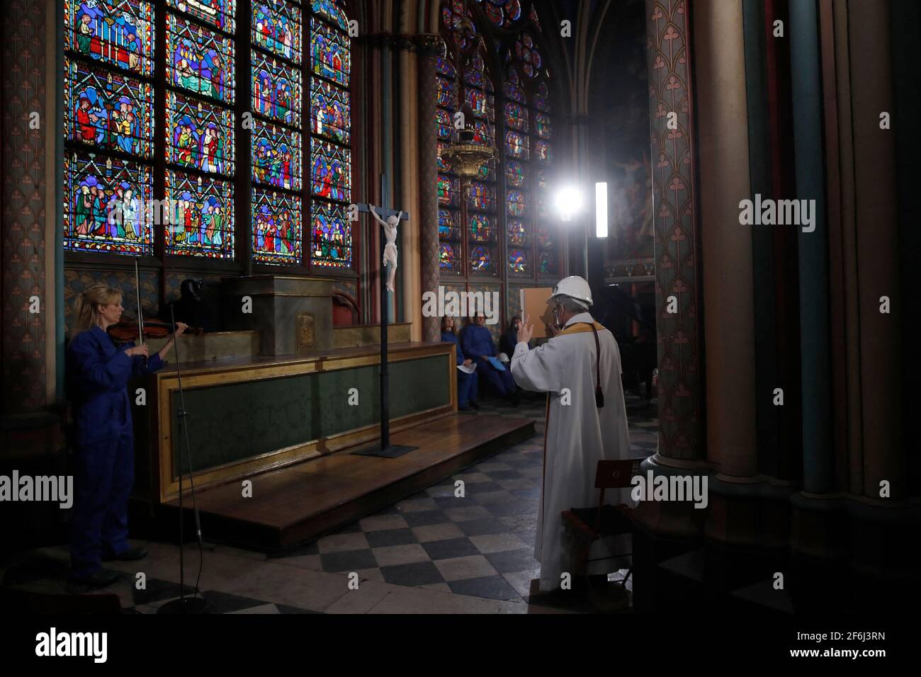 Paris, France. 1er avril 2021 : le recteur de notre Dame Patrick Chauvet tient une Bible dans le cadre de la cérémonie du jeudi Maundy, tandis que le violoncelliste français Marina Chiche se produit dans la cathédrale notre Dame, le jeudi 1er avril 2021, près de deux ans après un incendie massif qui a ravagé la cathédrale gothique. Photo de Christophe Ena/pool/ABACAPRESS.COM crédit: Abaca Press/Alay Live News Banque D'Images