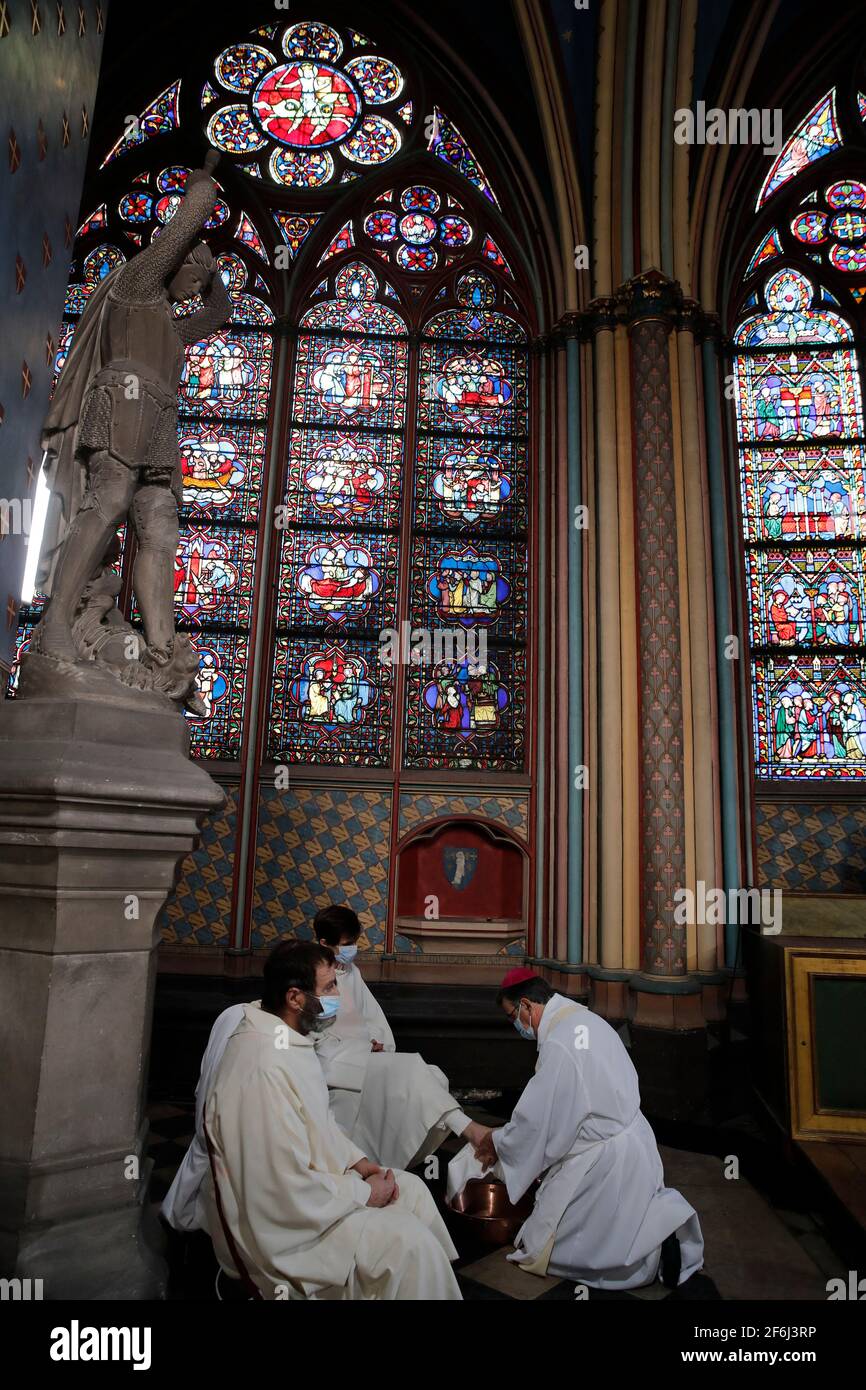 Paris, France. 1er avril 2021 : l'archevêque de Paris Michel Aupetit, à droite, assiste à la cérémonie de lavage des pieds pour Maundy jeudi, à la cathédrale notre-Dame, le jeudi 1er avril 2021, près de deux ans après un incendie massif qui a ravagé la cathédrale gothique. Photo de Christophe Ena/pool/ABACAPRESS.COM crédit: Abaca Press/Alay Live News Banque D'Images