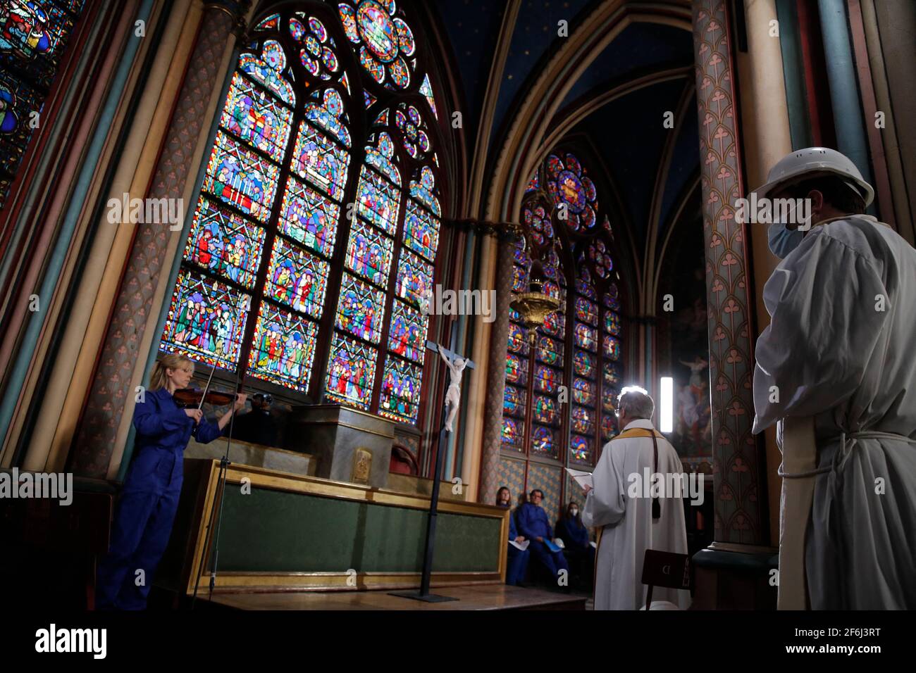 Paris, France. 1er avril 2021 : le recteur de notre Dame, Patrick Chauvet, deuxième à droite, s'inscrit dans le cadre de la cérémonie du jeudi Maundy, tandis que le violoncelliste Marina Chiche, à gauche, se produit dans la cathédrale notre Dame, le jeudi 1er avril 2021, près de deux ans après un incendie massif qui a ravagé la cathédrale gothique. Photo de Christophe Ena/pool/ABACAPRESS.COM crédit: Abaca Press/Alay Live News Banque D'Images