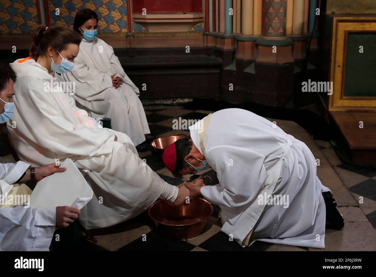 Paris, France. 1er avril 2021 : l'archevêque de Paris Michel Aupetit, à droite, assiste à la cérémonie de lavage des pieds pour Maundy jeudi, à la cathédrale notre-Dame, le jeudi 1er avril 2021, près de deux ans après un incendie massif qui a ravagé la cathédrale gothique. Photo de Christophe Ena/pool/ABACAPRESS.COM crédit: Abaca Press/Alay Live News Banque D'Images