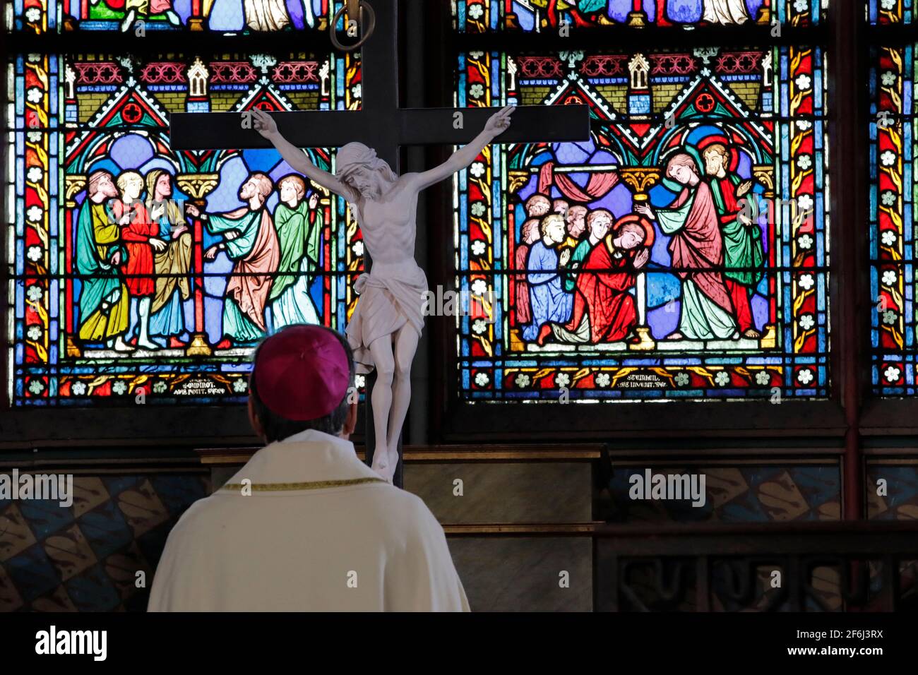 Paris, France. 1er avril 2021 : l'archevêque de Paris Michel Aupetit prie pendant la cérémonie de lavage des pieds pour Maundy jeudi, à la cathédrale notre-Dame, le jeudi 1er avril 2021, près de deux ans après un incendie massif qui a ravagé la cathédrale gothique. Photo de Christophe Ena/pool/ABACAPRESS.COM crédit: Abaca Press/Alay Live News Banque D'Images
