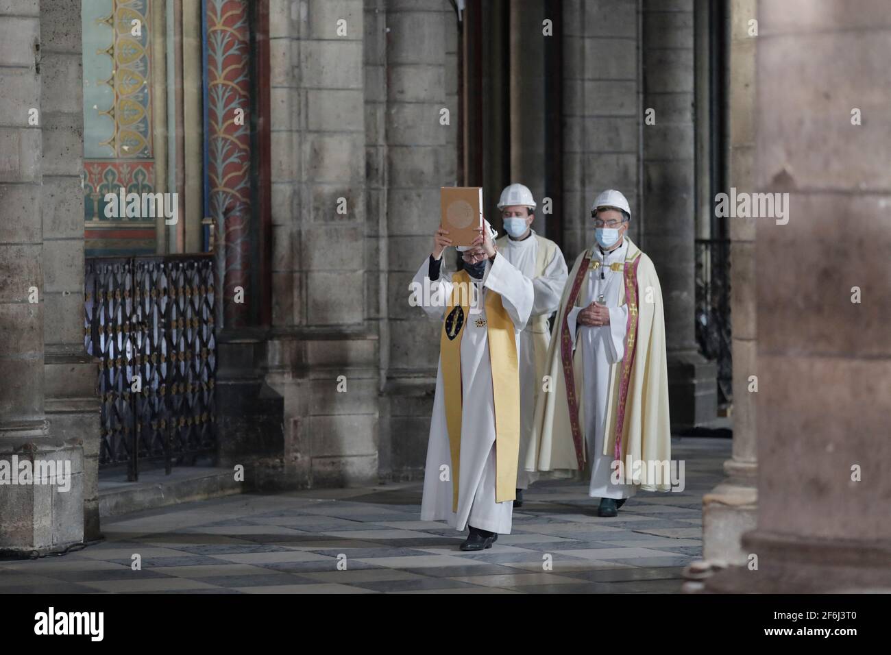 Paris, France. 1er avril 2021 : le recteur de notre-Dame Patrick Chauvet mène une procession dans le cadre de la cérémonie du jeudi Maundy, à la cathédrale notre-Dame, le jeudi 1er avril 2021, près de deux ans après un incendie massif qui a ravagé la cathédrale gothique. Photo de Christophe Ena/pool/ABACAPRESS.COM crédit: Abaca Press/Alay Live News Banque D'Images
