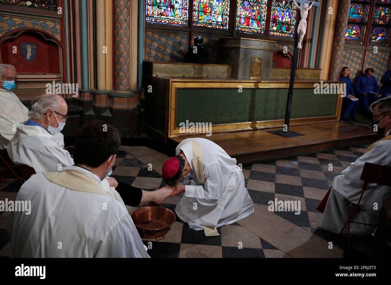 Paris, France. 1er avril 2021 : l'archevêque de Paris Michel Aupetit, au centre, assiste à la cérémonie de lavage des pieds pour Maundy jeudi, à la cathédrale notre-Dame, le jeudi 1er avril 2021, près de deux ans après un incendie massif qui a ravagé la cathédrale gothique. Photo de Christophe Ena/pool/ABACAPRESS.COM crédit: Abaca Press/Alay Live News Banque D'Images